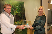 Dirk Eichfeld-Kilian vom Salon Figaro München, Künstlerin Simone von Anhalt mit den Angeboten für das Bild  „Awakening“ (Erwachen) (©Foto: Martin Schmitz)